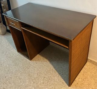 Escritorio madera y ratán.