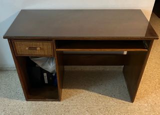 Escritorio madera y ratán.