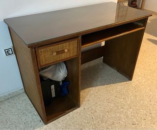 Escritorio madera y ratán.