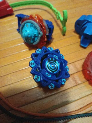 Beyblade: Varios modelos y piezas