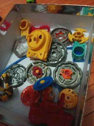 Beyblade: Varios modelos y piezas