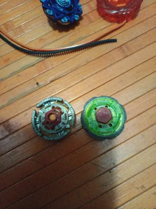 Beyblade: Varios modelos y piezas