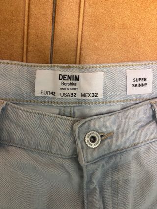 Pantalón vaquero Bershka desgastado