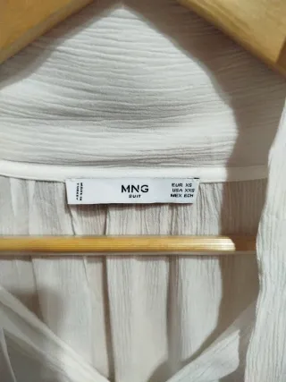 Blusa blanca con lazada.