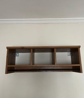 Estantería pared madera con perchero