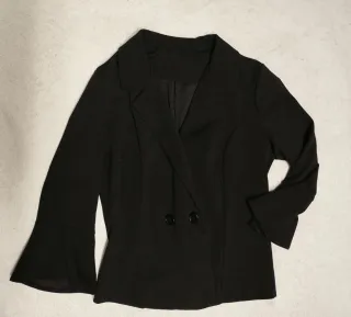 Americana negra con volantes