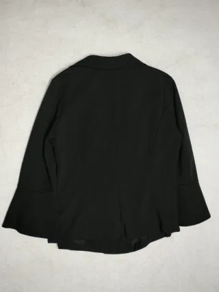 Americana negra con volantes