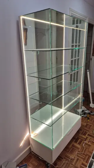 Vitrina expositora cristal y luz LED