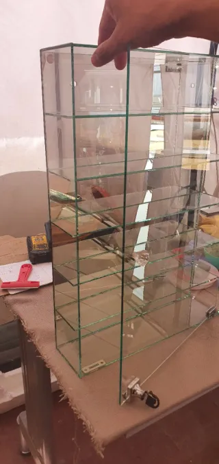 Vitrina expositora cristal y luz LED