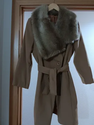 Abrigo paño beige cuello pelo