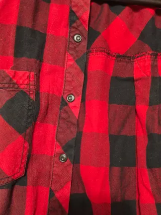 Camisa de cuadros roja y negra