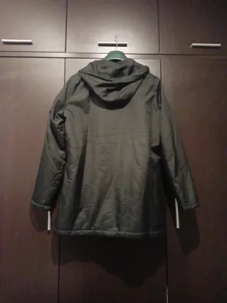 Chaquetón fino negro con capucha