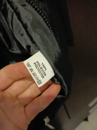 Chaquetón fino negro con capucha