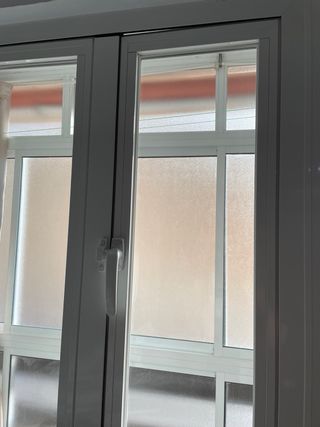 Conjunto ventanas blancas PVC y aluminio