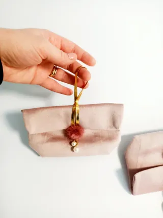 Pochette Camoscio Rosa con Pompon Peloso Rosa
