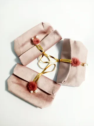 Pochette Camoscio Rosa con Pompon Peloso Rosa