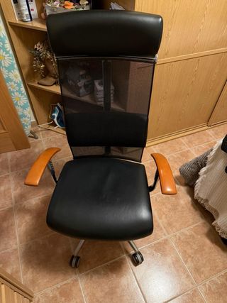 Silla ergonómica de piel negra