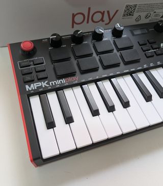 Akai MPK Mini Play mk3 controlador MIDI y sinte