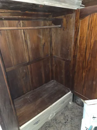 Armario antiguo de madera  restaurar decapar nogal