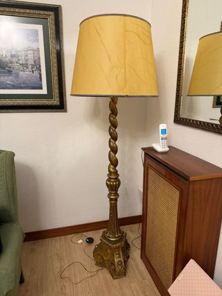 Lámpara de pie antigua dorada