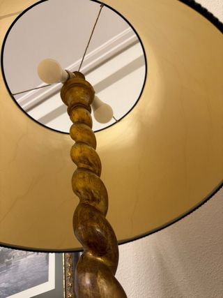 Lámpara de pie antigua dorada