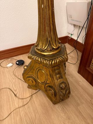 Lámpara de pie antigua dorada