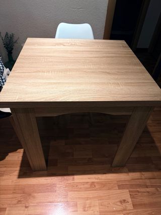 Mesa de comedor de madera
