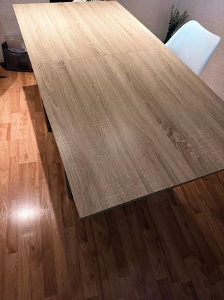 Mesa de comedor de madera