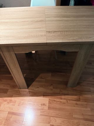 Mesa de comedor de madera