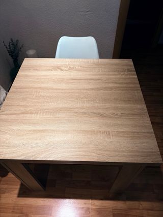 Mesa de comedor de madera