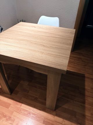 Mesa de comedor de madera