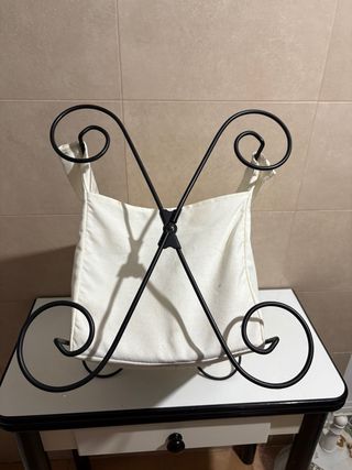 Revistero de metal y tela