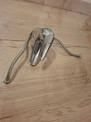 Grifo de lavabo metálico plateado