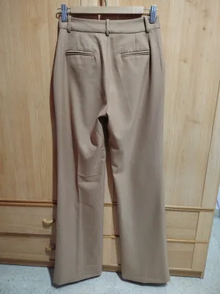 Pantalón de traje beige.