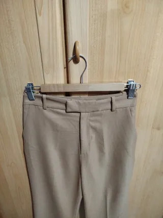 Pantalón de traje beige.