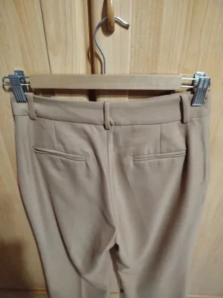 Pantalón de traje beige.