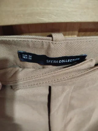 Pantalón de traje beige.