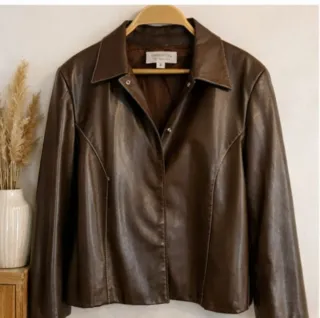 Chaqueta marrón Cortefiel muy estilosa.Efecto piel