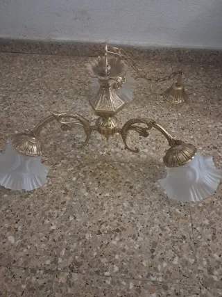 Lámpara de techo dorada y transparente