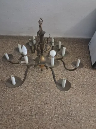 Lámpara de techo dorada y transparente