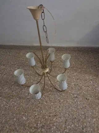 Lámpara de techo dorada y transparente