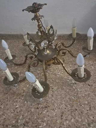 Lámpara de techo dorada y transparente