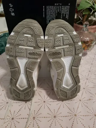 Zapatillas Adidas Beige y Blanco