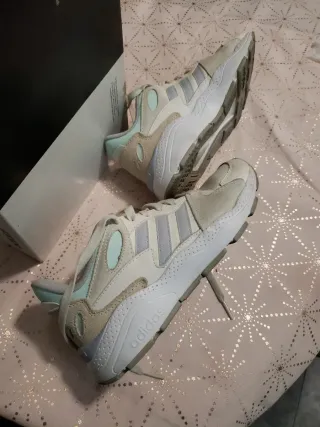 Zapatillas Adidas Beige y Blanco