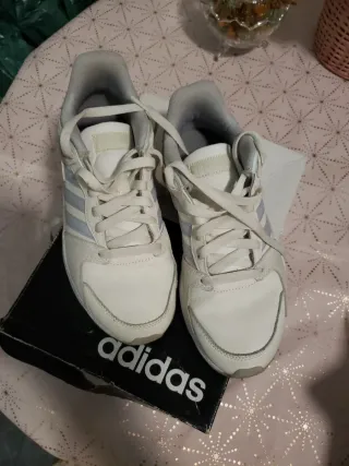 Zapatillas Adidas Beige y Blanco