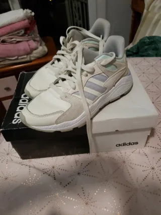 Zapatillas Adidas Beige y Blanco