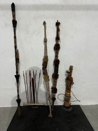 Arco y flechas decorativos