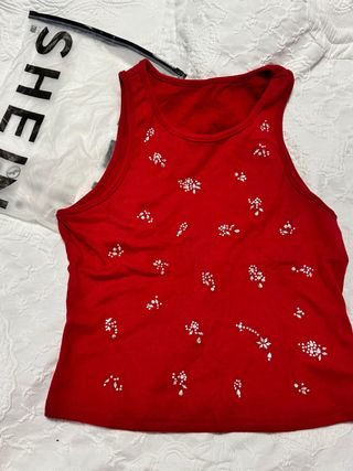 Top SHEIN rojo con brillantes