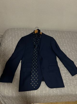 Traje azul: chaqueta, pantalón y corbata.