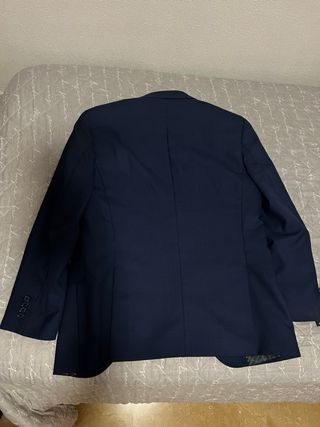Traje azul: chaqueta, pantalón y corbata.